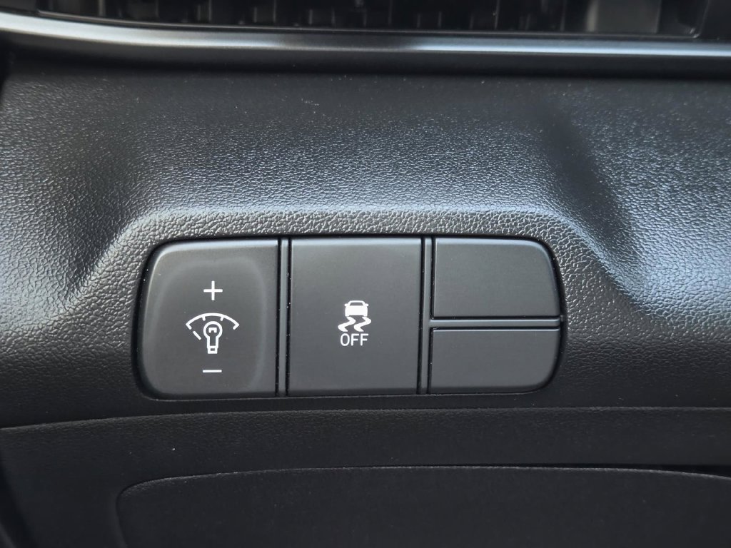 Used 2025 Hyundai Elantra Sport FWD image 16