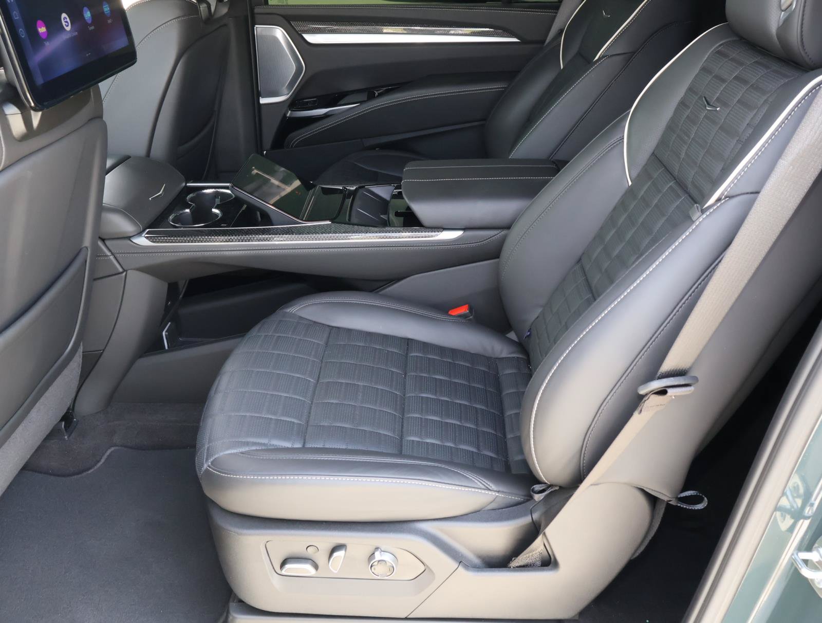 Used 2025 Cadillac Escalade ESV V AWD/4WD image 28