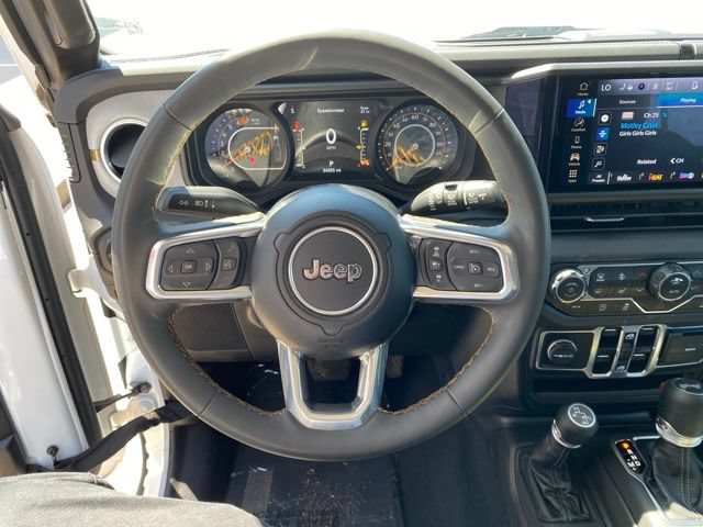 Used 2025 Jeep Wrangler Unlimited Sahara AWD/4WD image 5