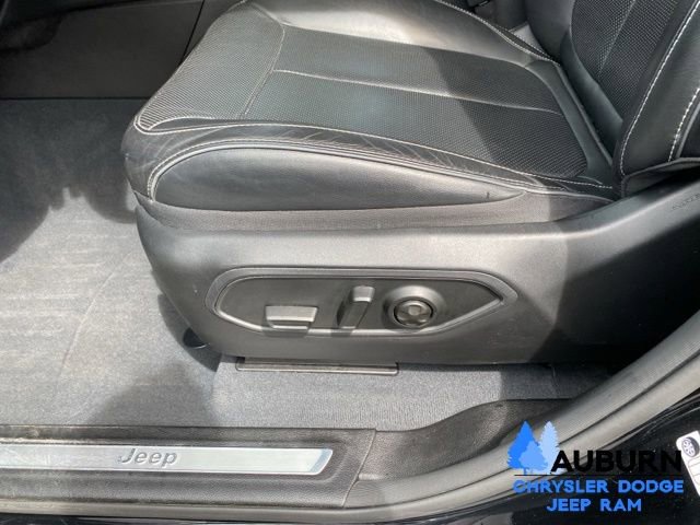 Used 2023 Jeep Grand Cherokee Overland AWD/4WD image 32