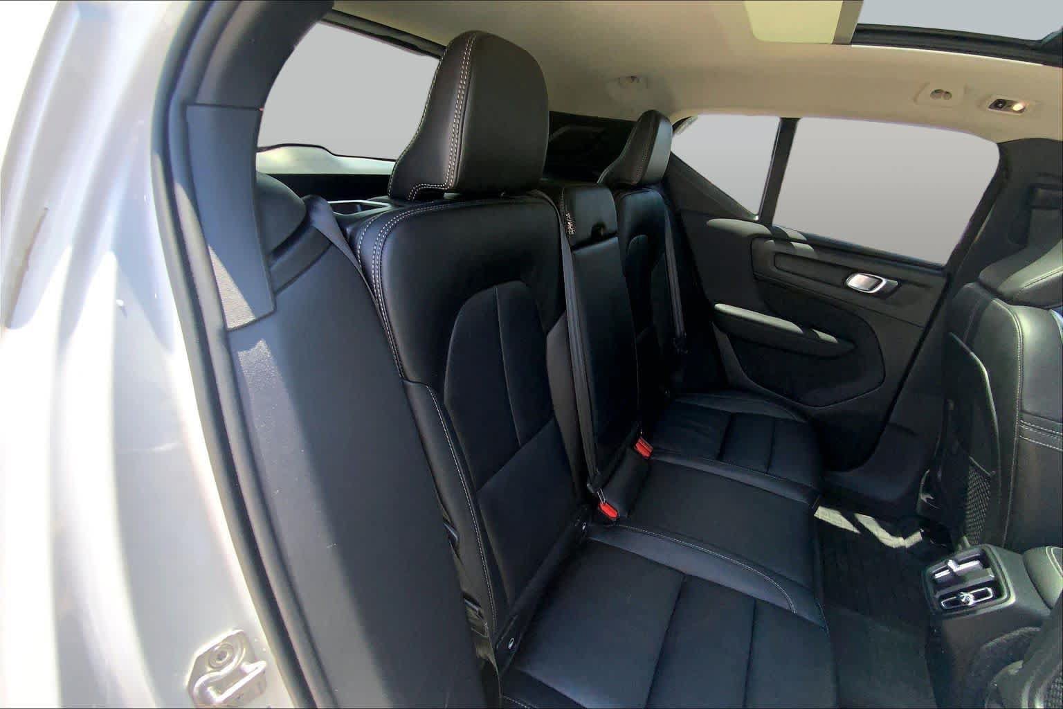 Used 2022 Volvo XC40 T5 Momentum AWD/4WD image 19