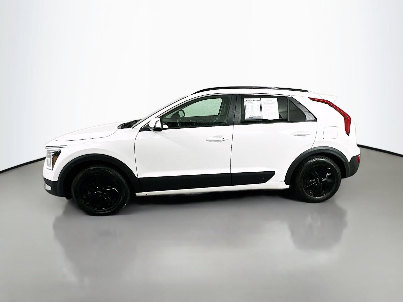 Used 2023 Kia Niro EX FWD image 4