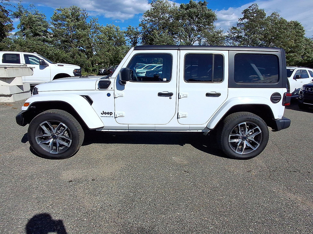 Certified 2024 Jeep Wrangler Unlimited w/ Convenience Group AWD/4WD image 5