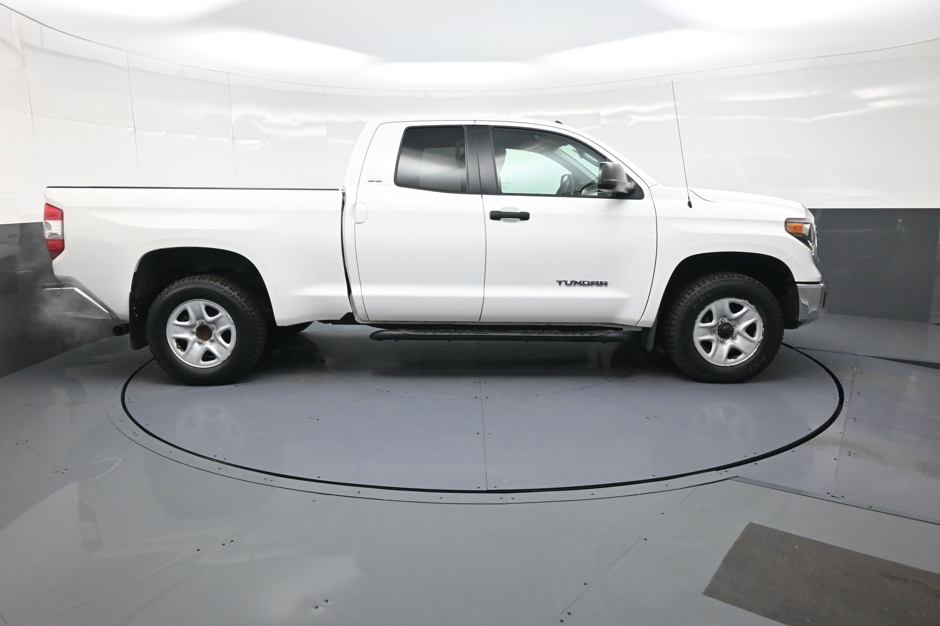 Used 2018 Toyota Tundra SR5 image 2