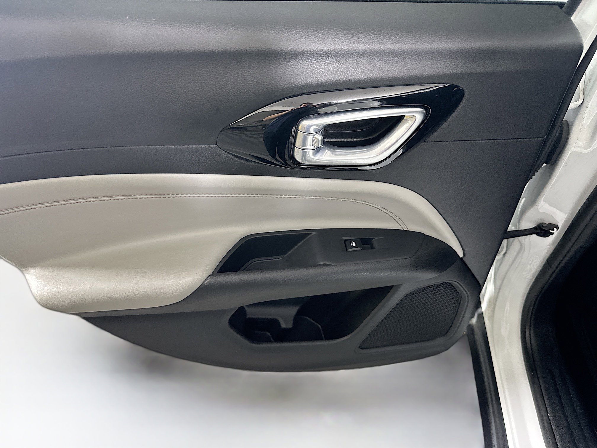 Used 2025 Jeep Compass Limited image 24