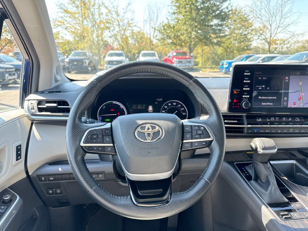Used 2021 Toyota Sienna Limited FWD image 11