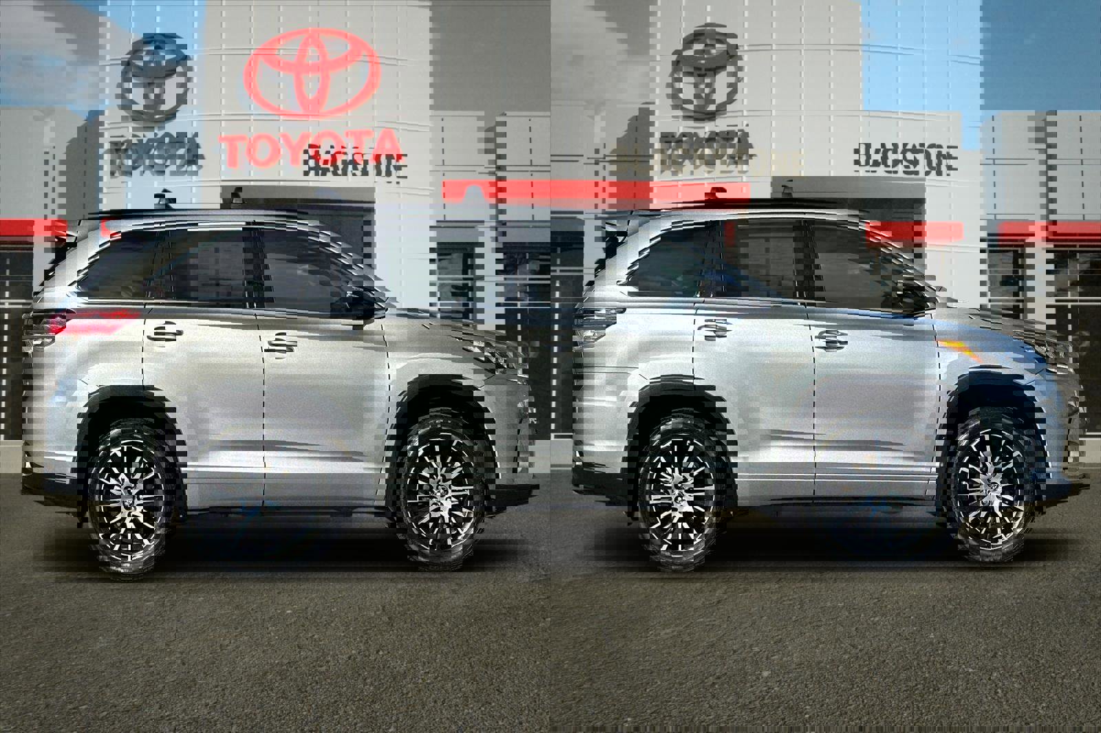 Certified 2017 Toyota Highlander SE image 2