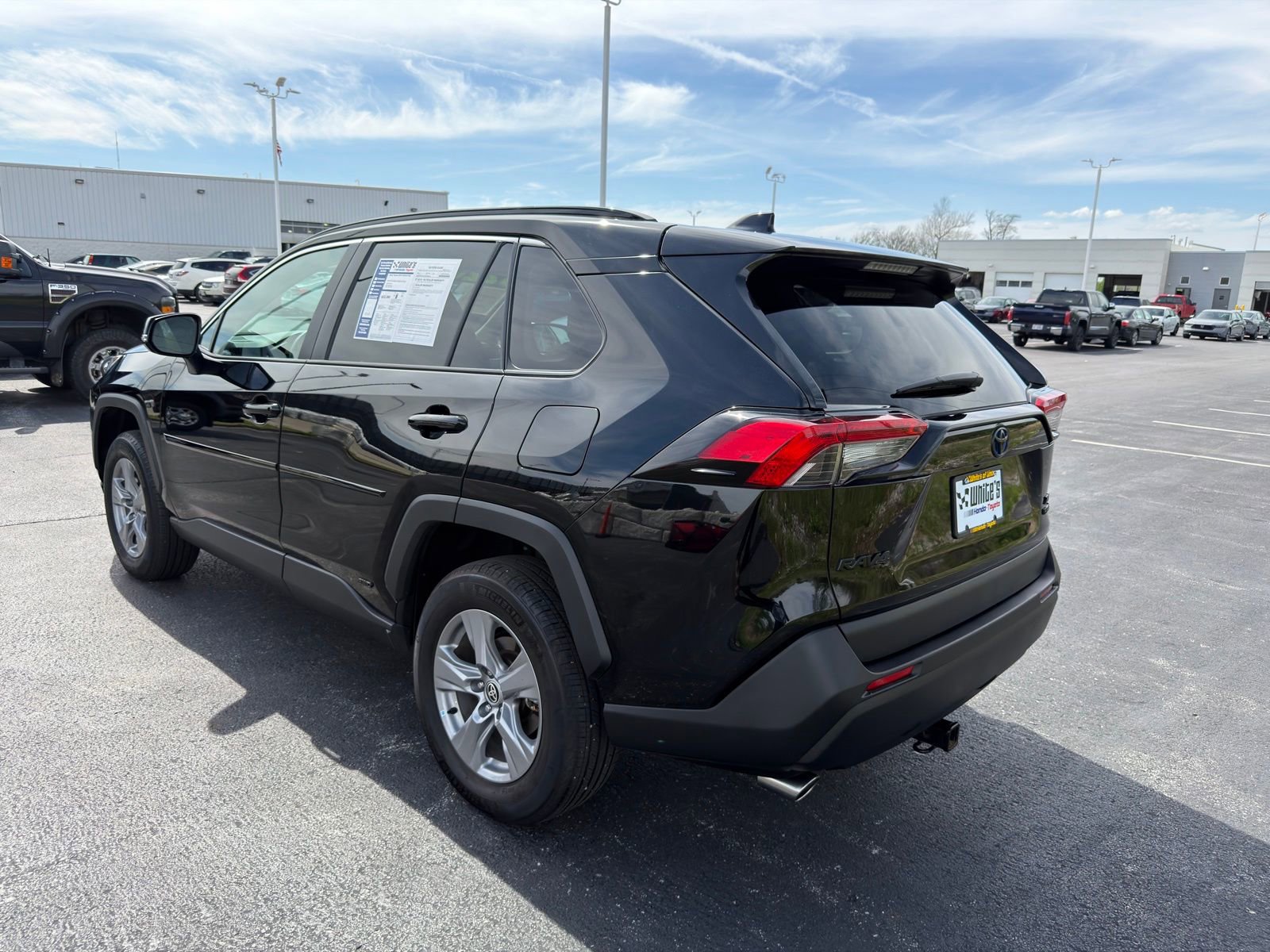 Used 2022 Toyota RAV4 XLE w/ Convenience Package image 4