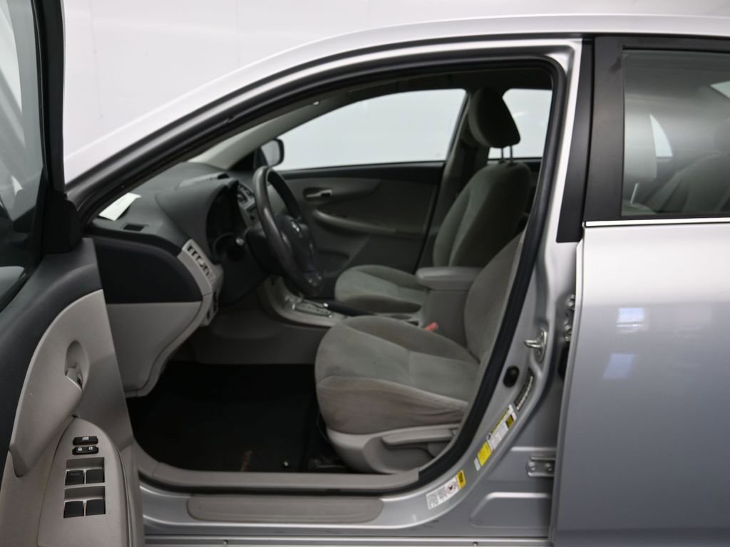 Used 2013 Toyota Corolla LE FWD image 18