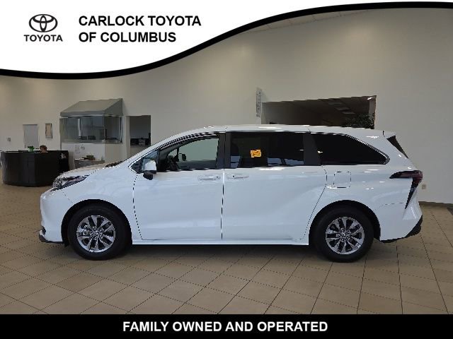 Used 2025 Toyota Sienna LE FWD image 1