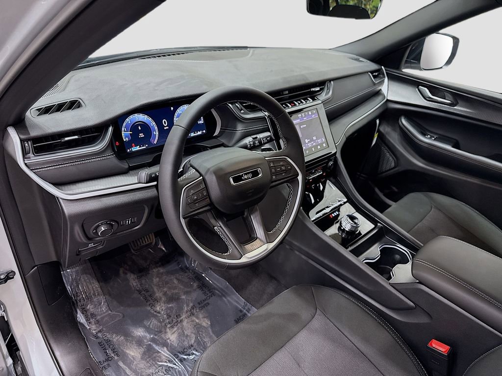 New 2025 Jeep Grand Cherokee L Laredo image 24