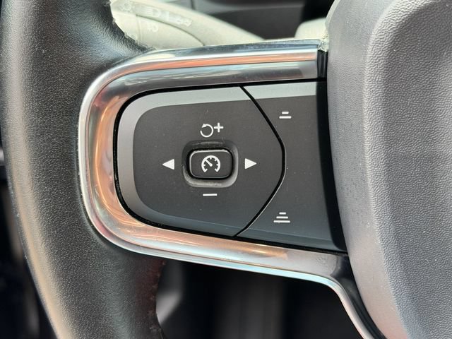 Used 2020 Volvo XC40 T4 Momentum FWD image 25