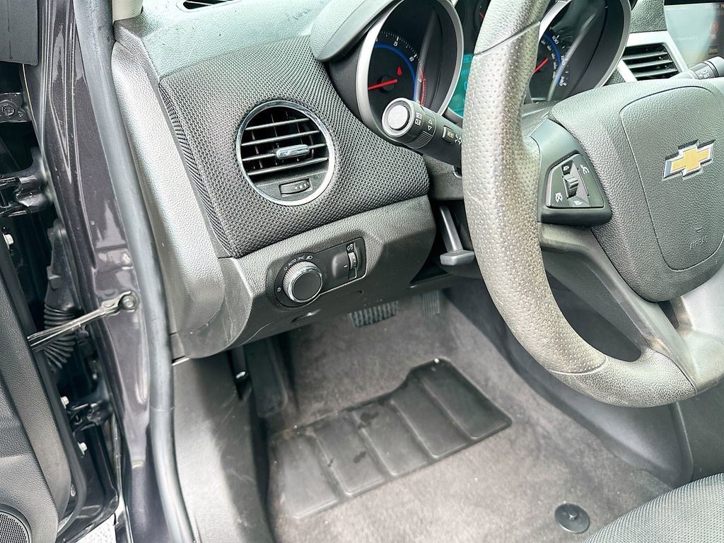 Used 2016 Chevrolet Cruze LT image 13