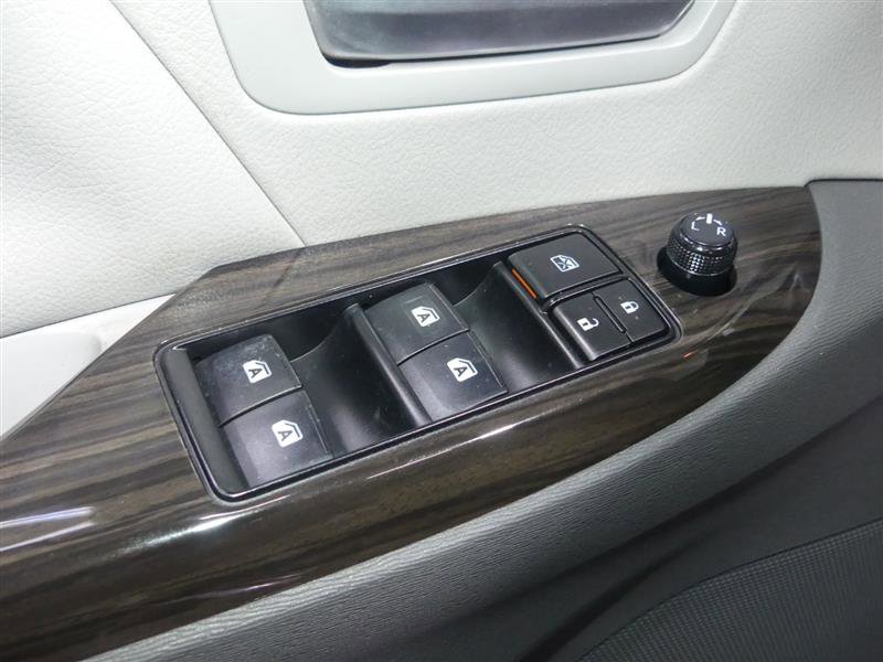 Used 2018 Toyota Sienna XLE Premium w/ Cargo Management Package image 20