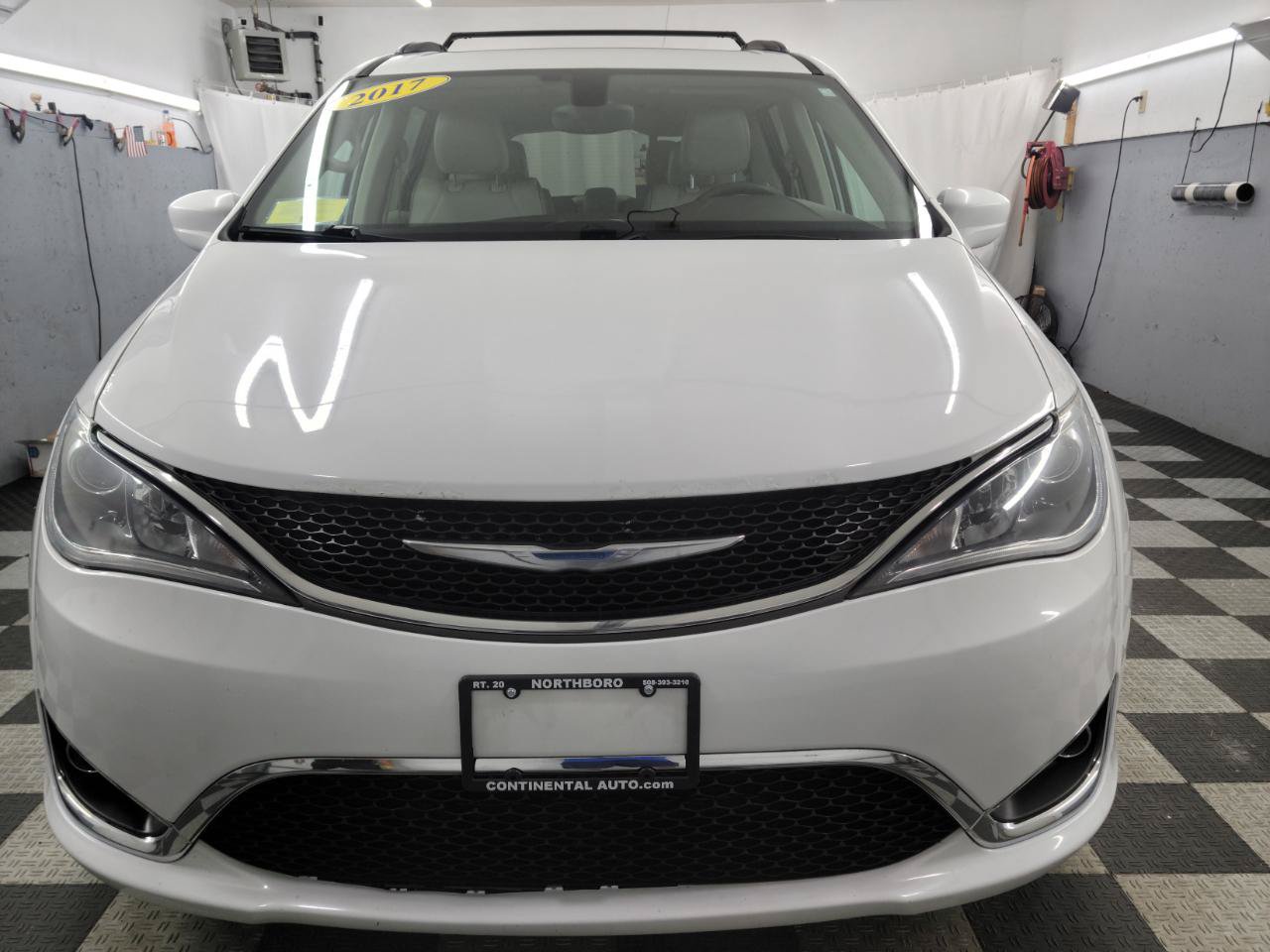 Used 2017 Chrysler Pacifica Touring-L FWD image 8