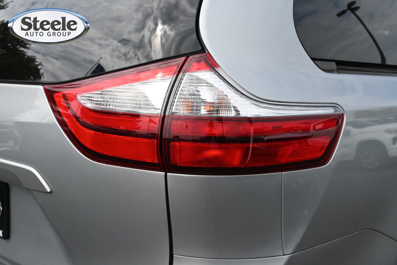 Used 2019 Toyota Sienna XLE FWD image 19