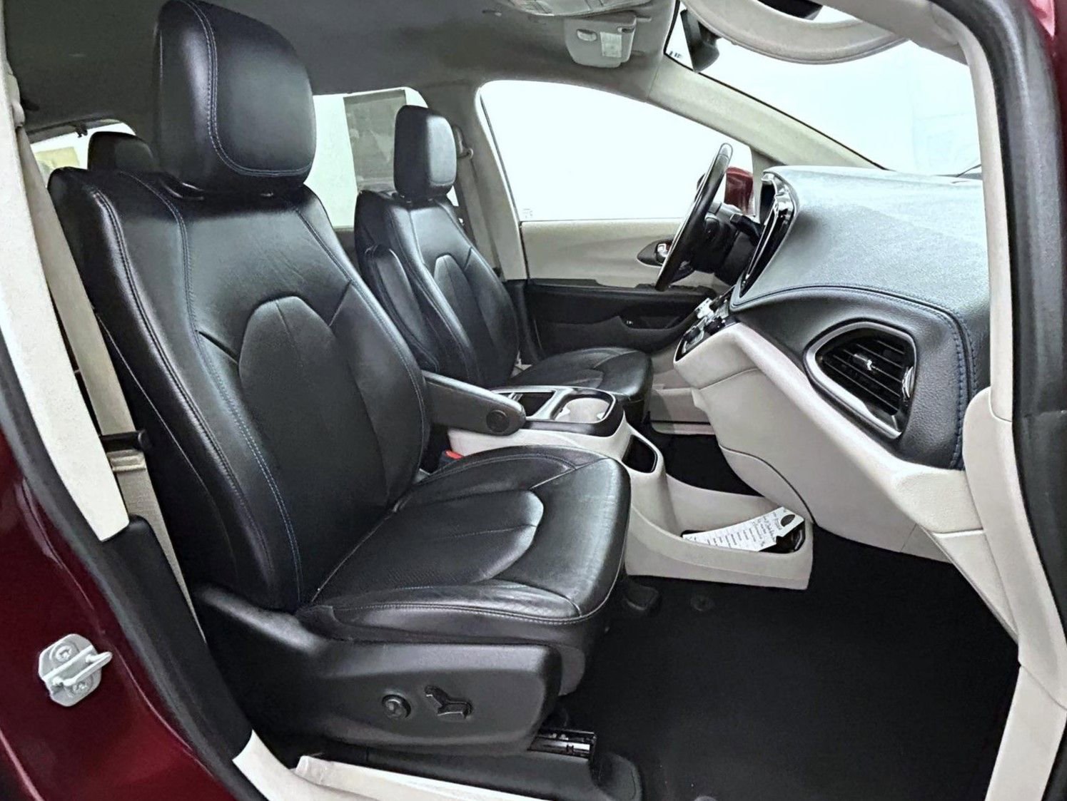 Used 2021 Chrysler Pacifica Touring-L FWD image 15