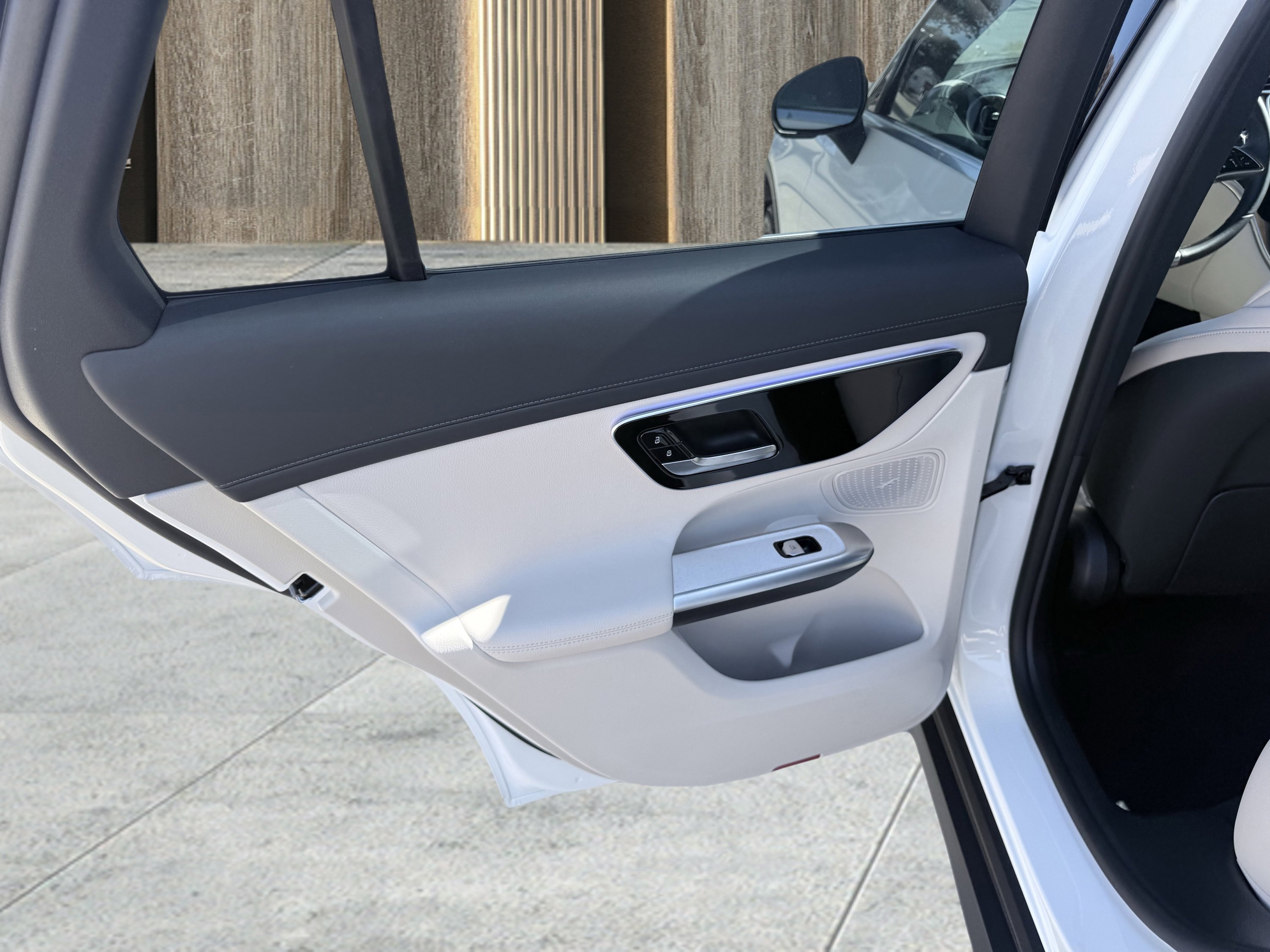 Used 2025 Mercedes-Benz GLC 300 4MATIC image 33