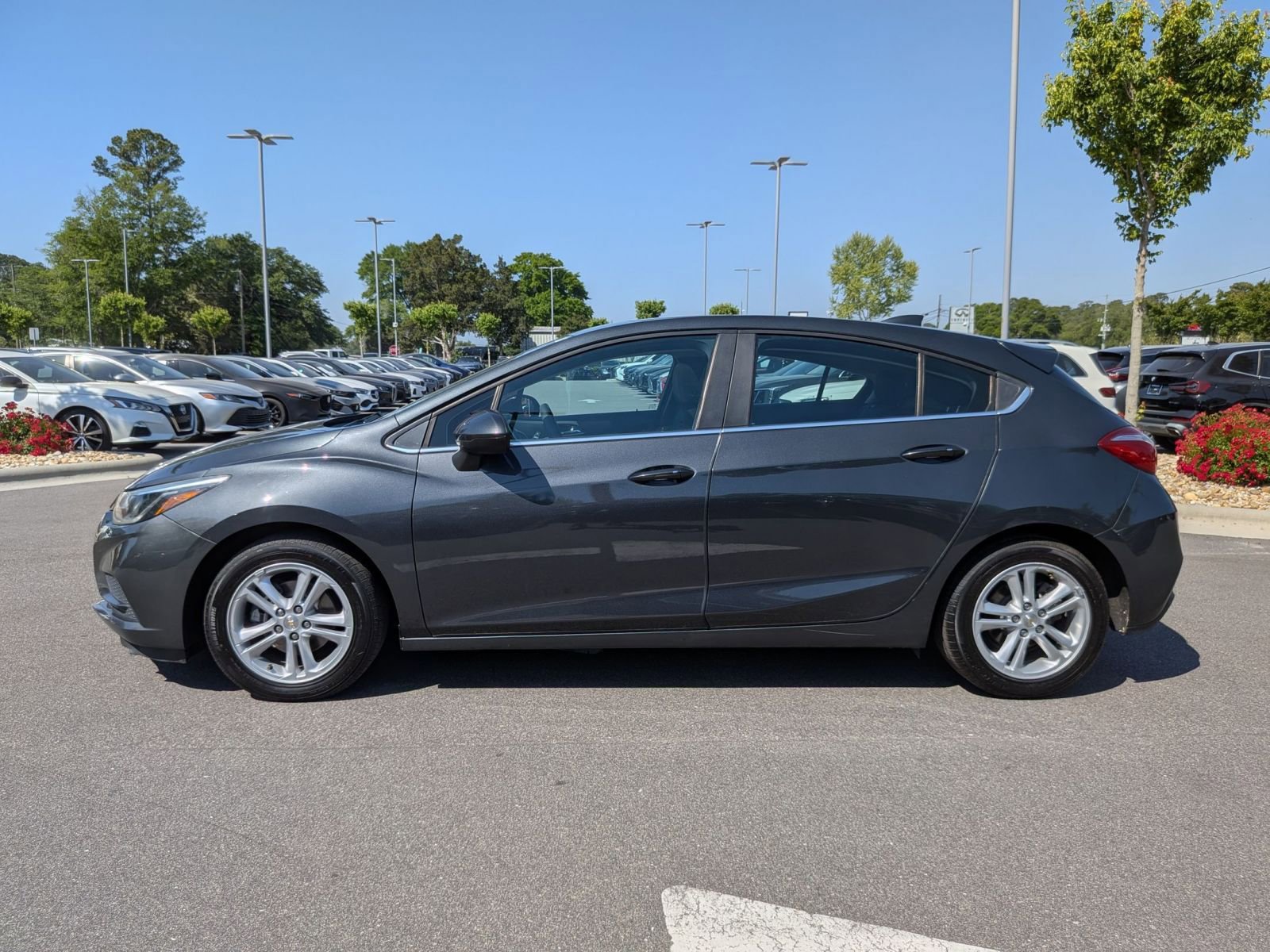 Used 2017 Chevrolet Cruze LT w/ Sun And Sound Package FWD image 6