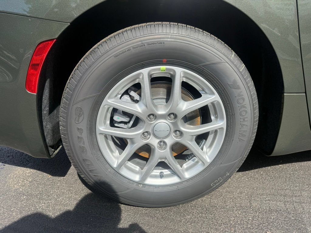 New 2027 Chrysler Pacifica Select FWD image 52