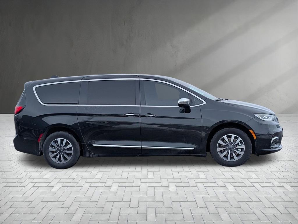 Used 2023 Chrysler Pacifica Touring-L image 10