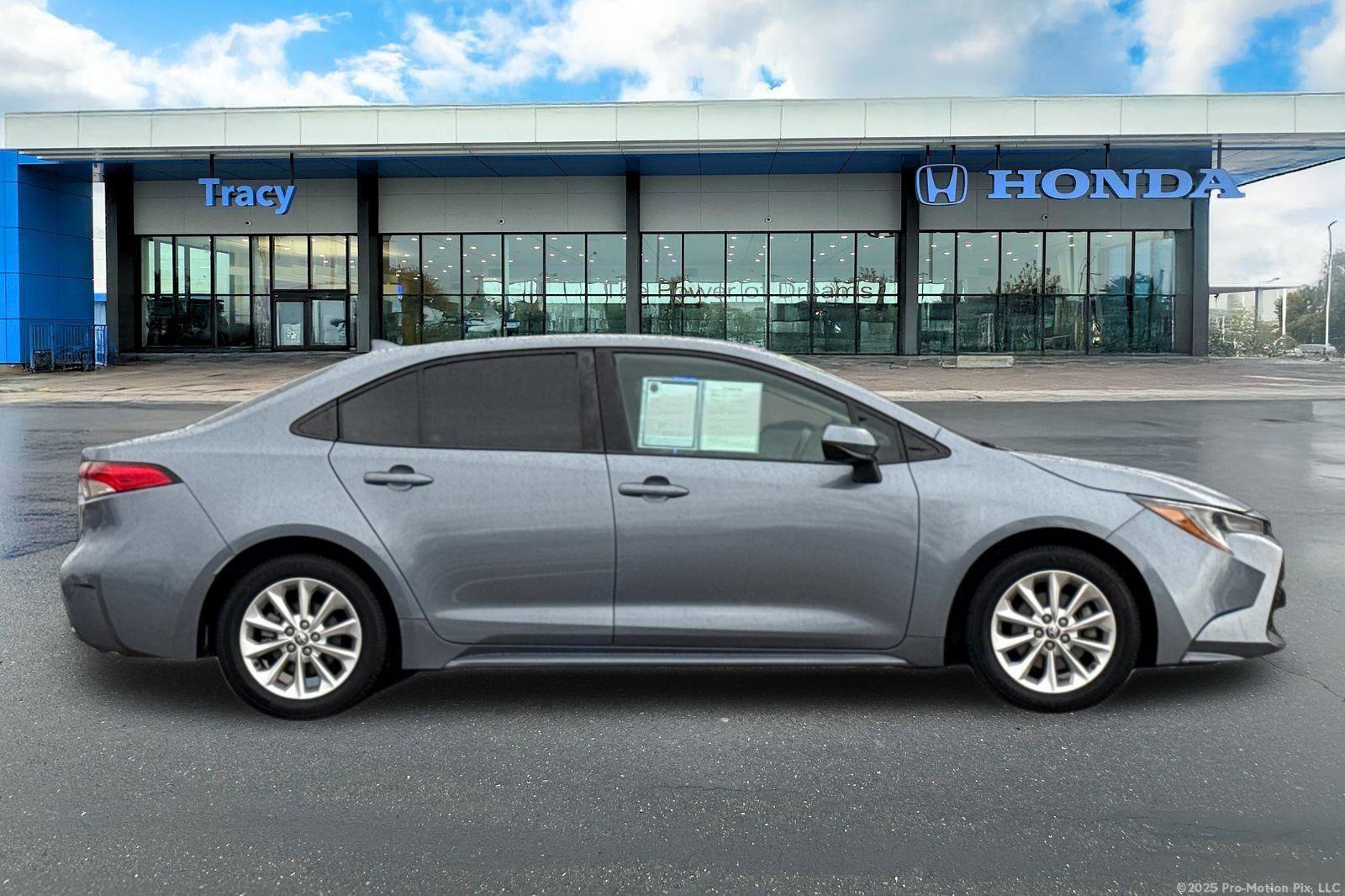 Used 2022 Toyota Corolla LE image 3