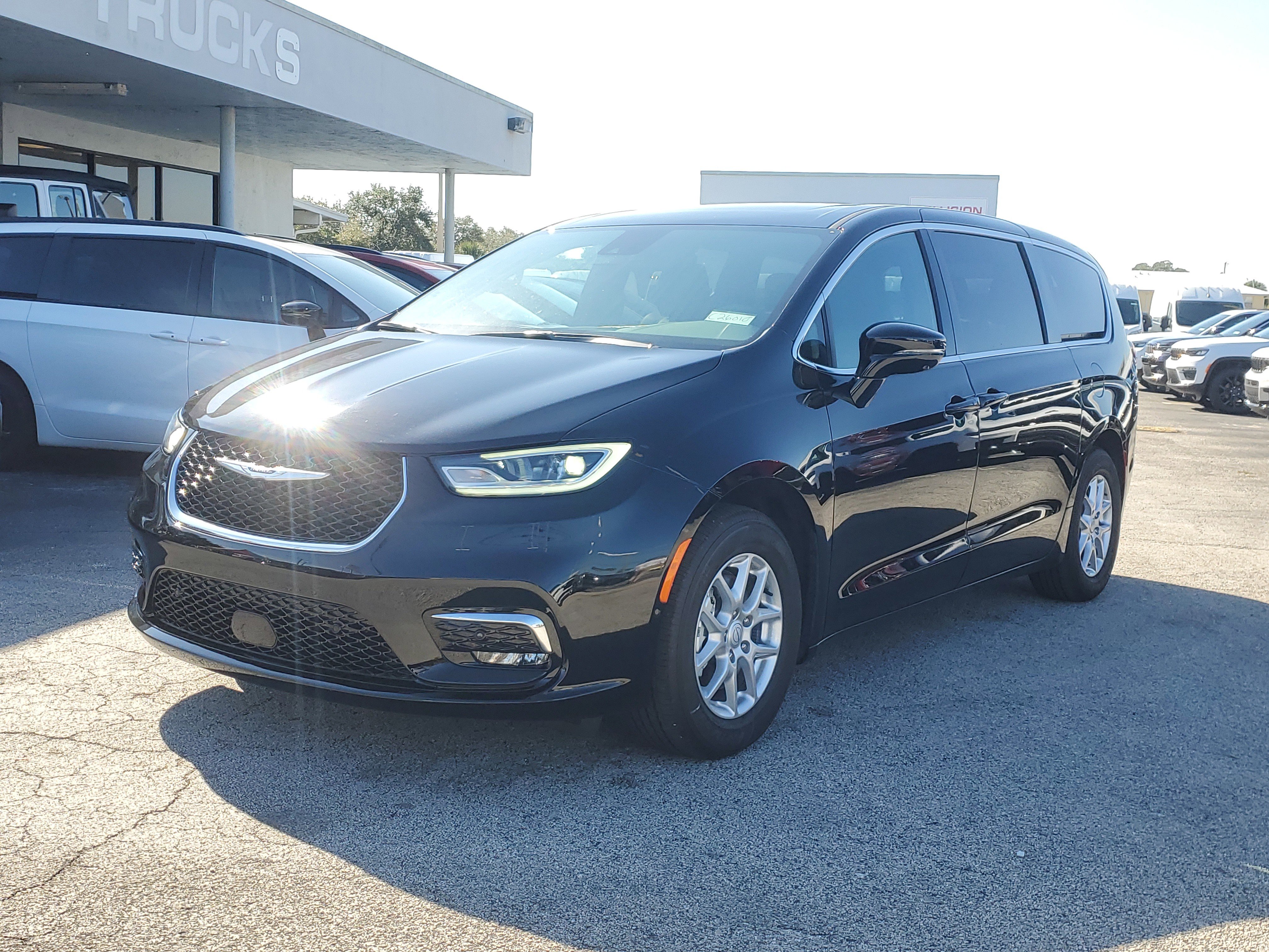 New 2026 Chrysler Pacifica Select image 2