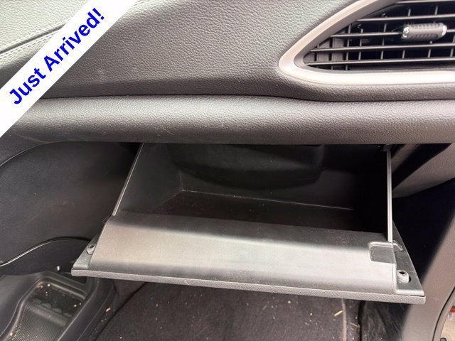Used 2026 Chrysler Pacifica Select FWD image 16
