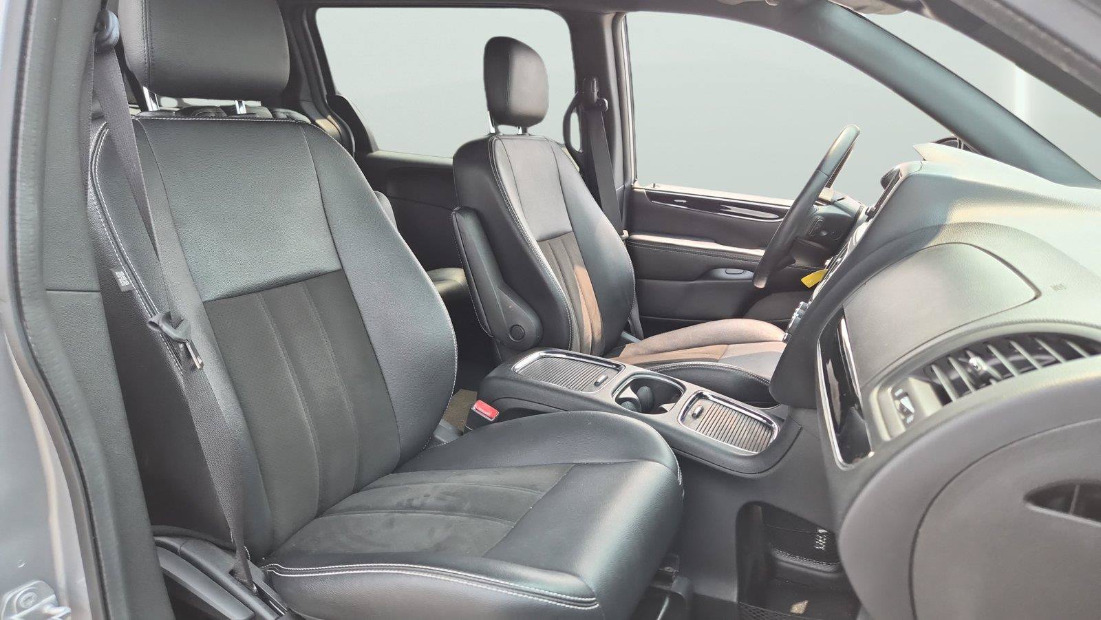 Used 2019 Dodge Grand Caravan SXT w/ Blacktop Package FWD image 14