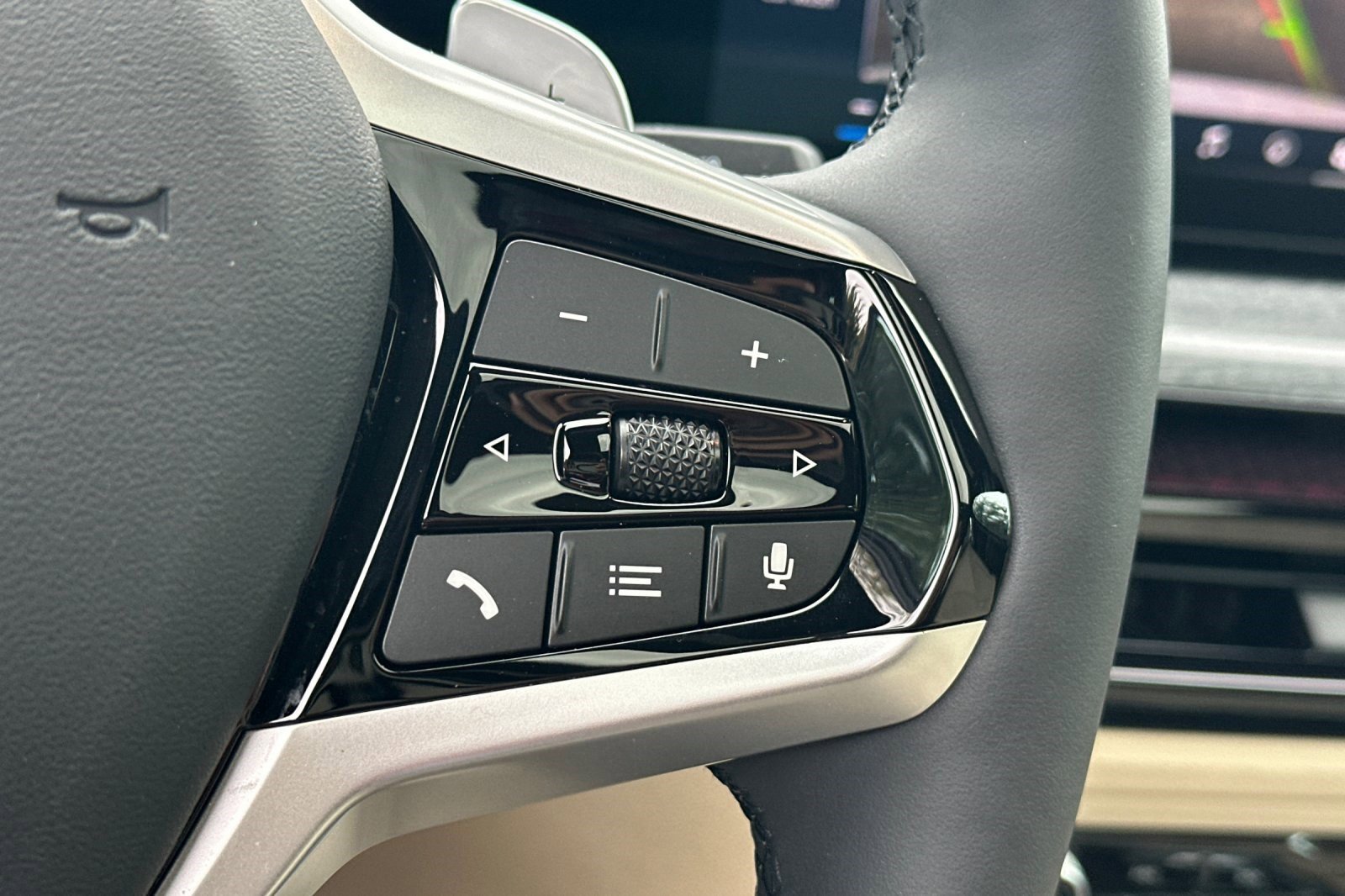 Used 2025 BMW 330i Sedan w/ Premium Package image 30