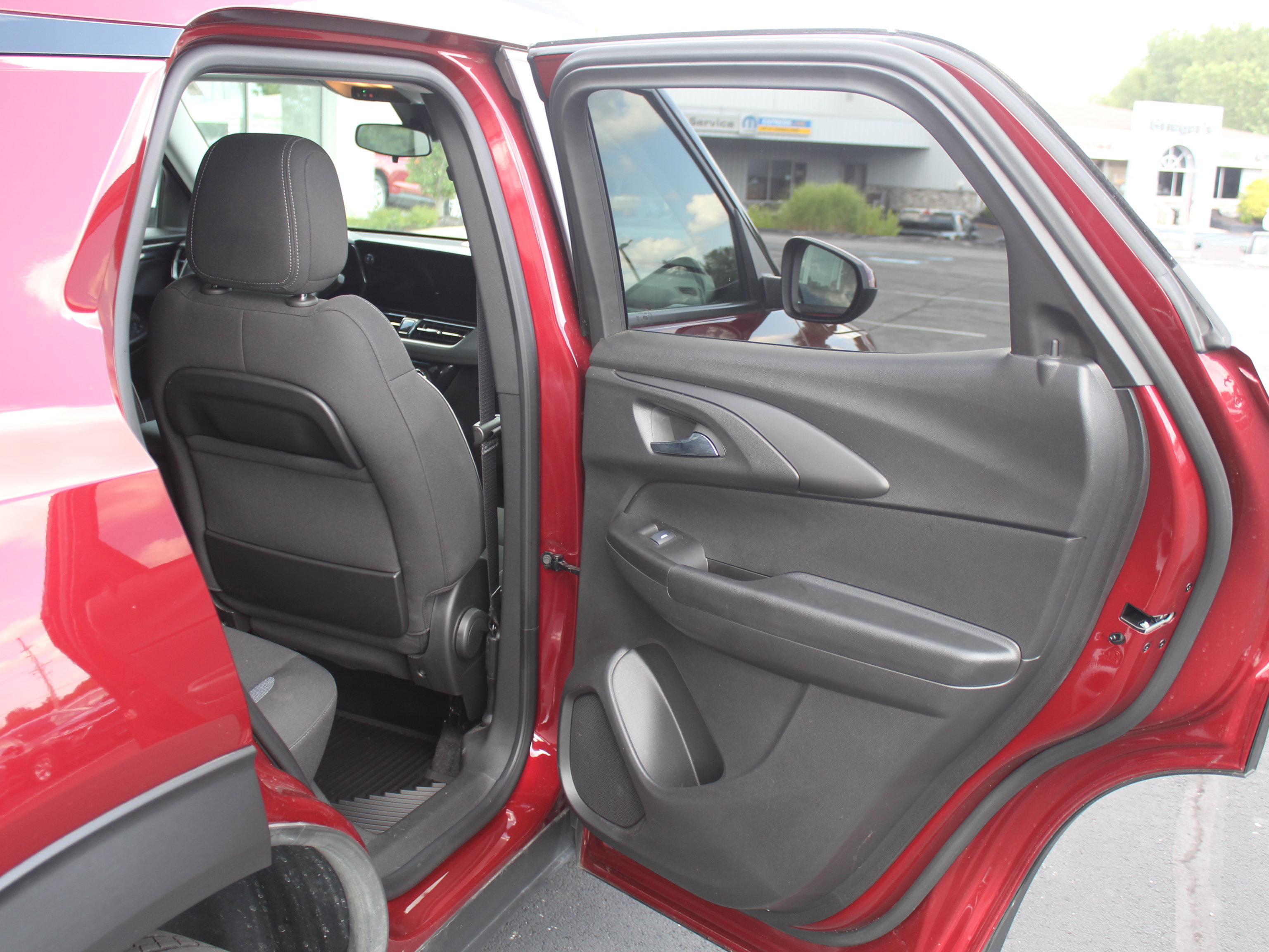 Used 2025 Chevrolet TrailBlazer LT w/ LT Cold Weather Package AWD/4WD image 22