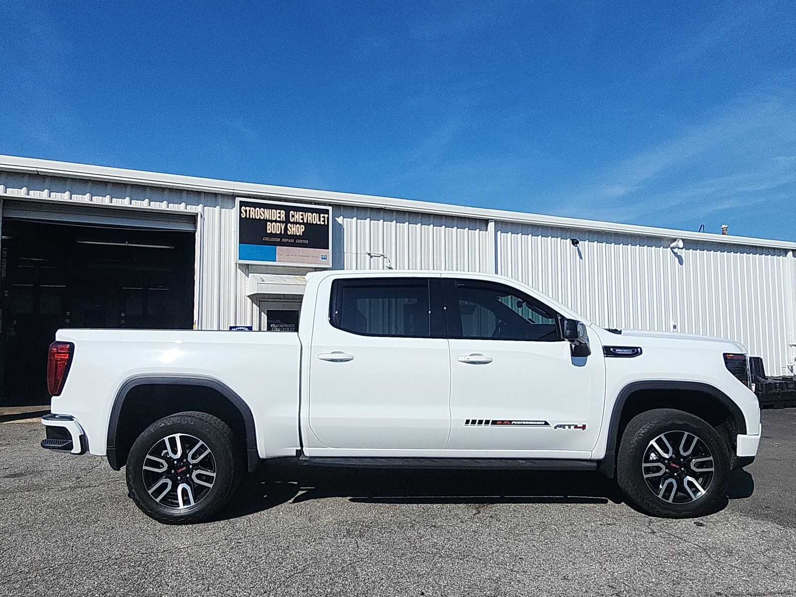 Used 2023 GMC Sierra 1500 AT4 w/ AT4 Premium Package AWD/4WD image 6