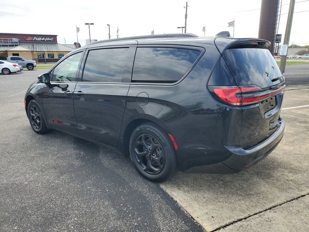 Used 2024 Chrysler Pacifica Premium image 3