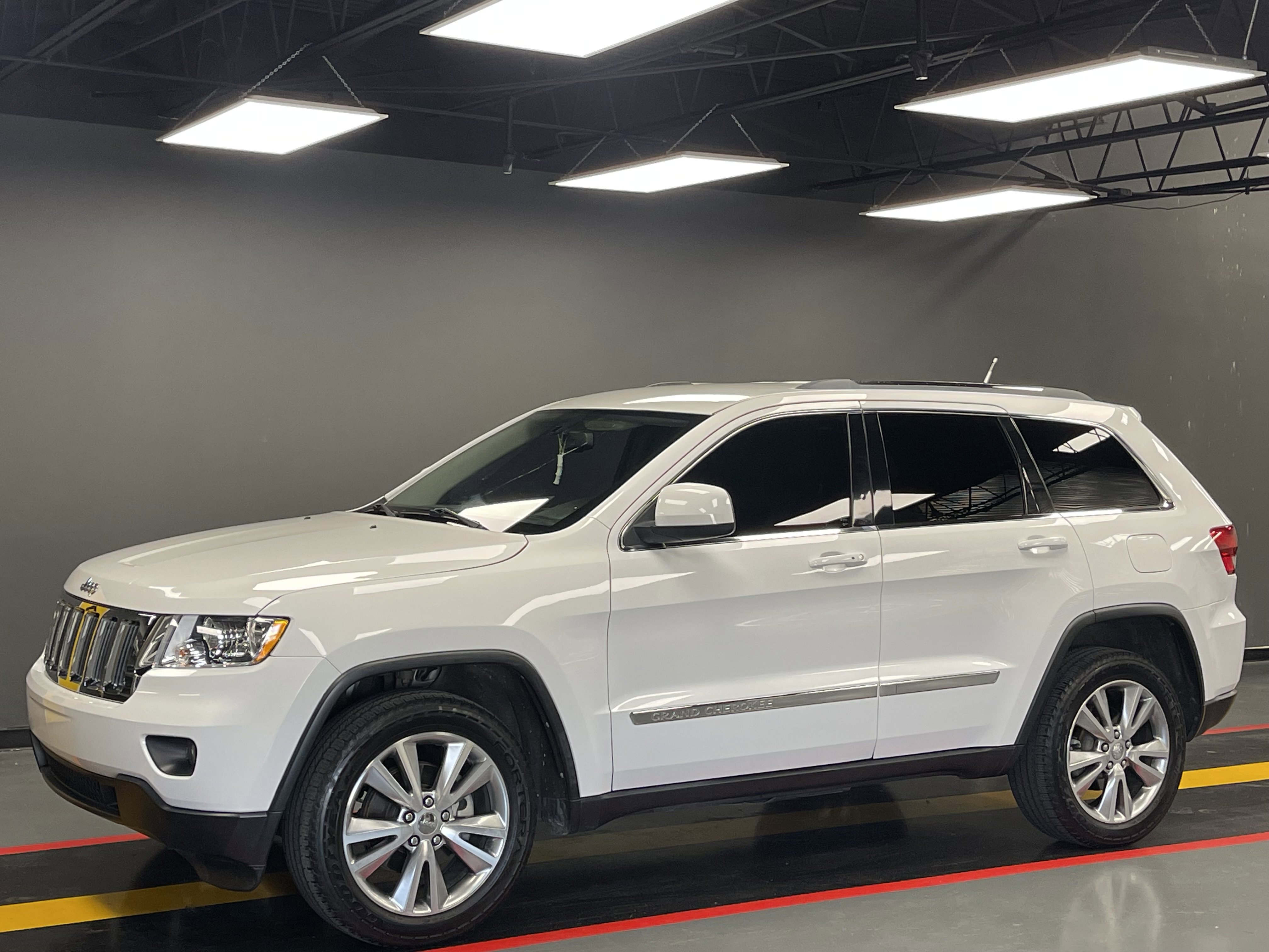 Used 2013 Jeep Grand Cherokee Laredo RWD image 1