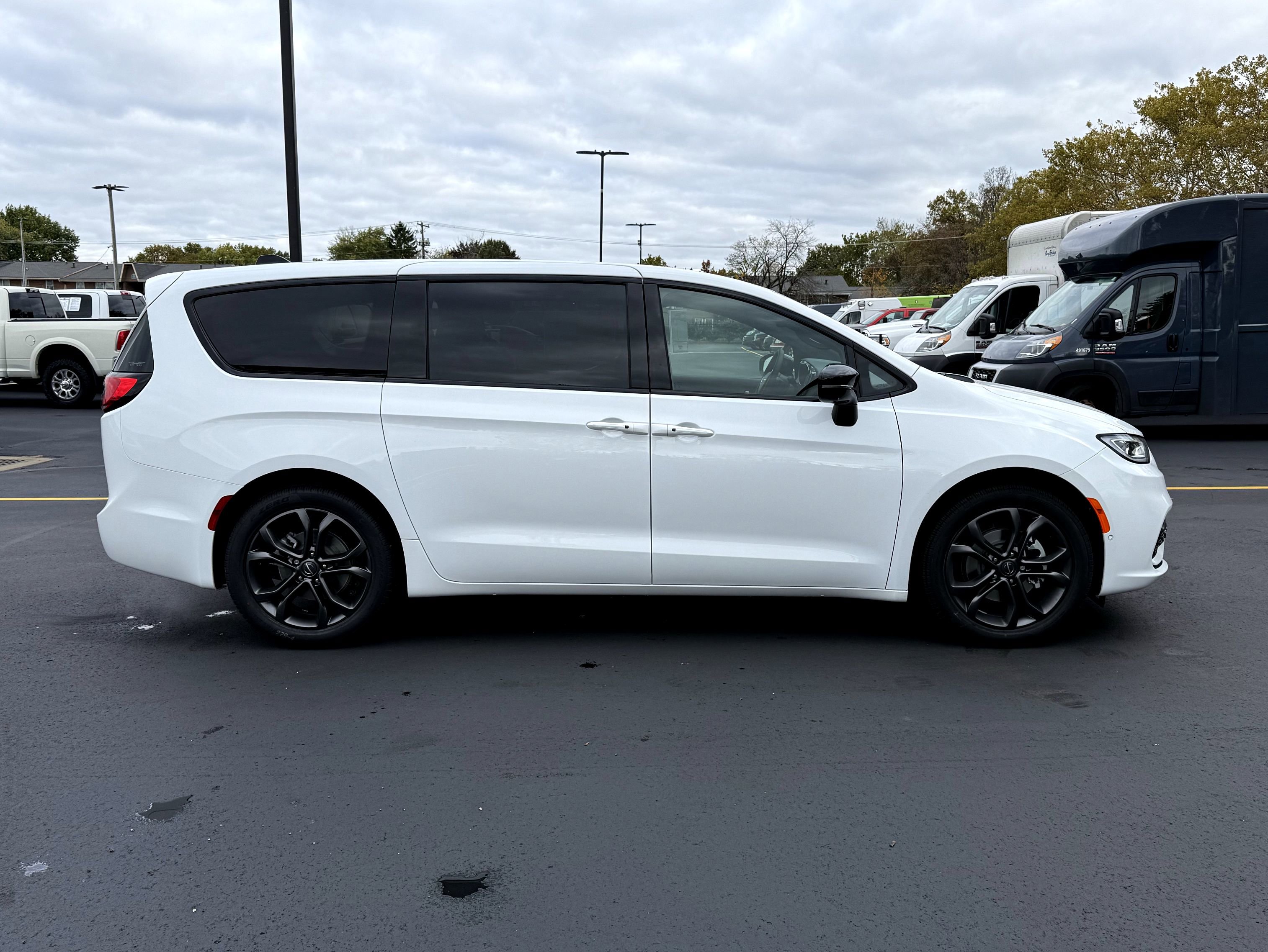 New 2026 Chrysler Pacifica Select image 10