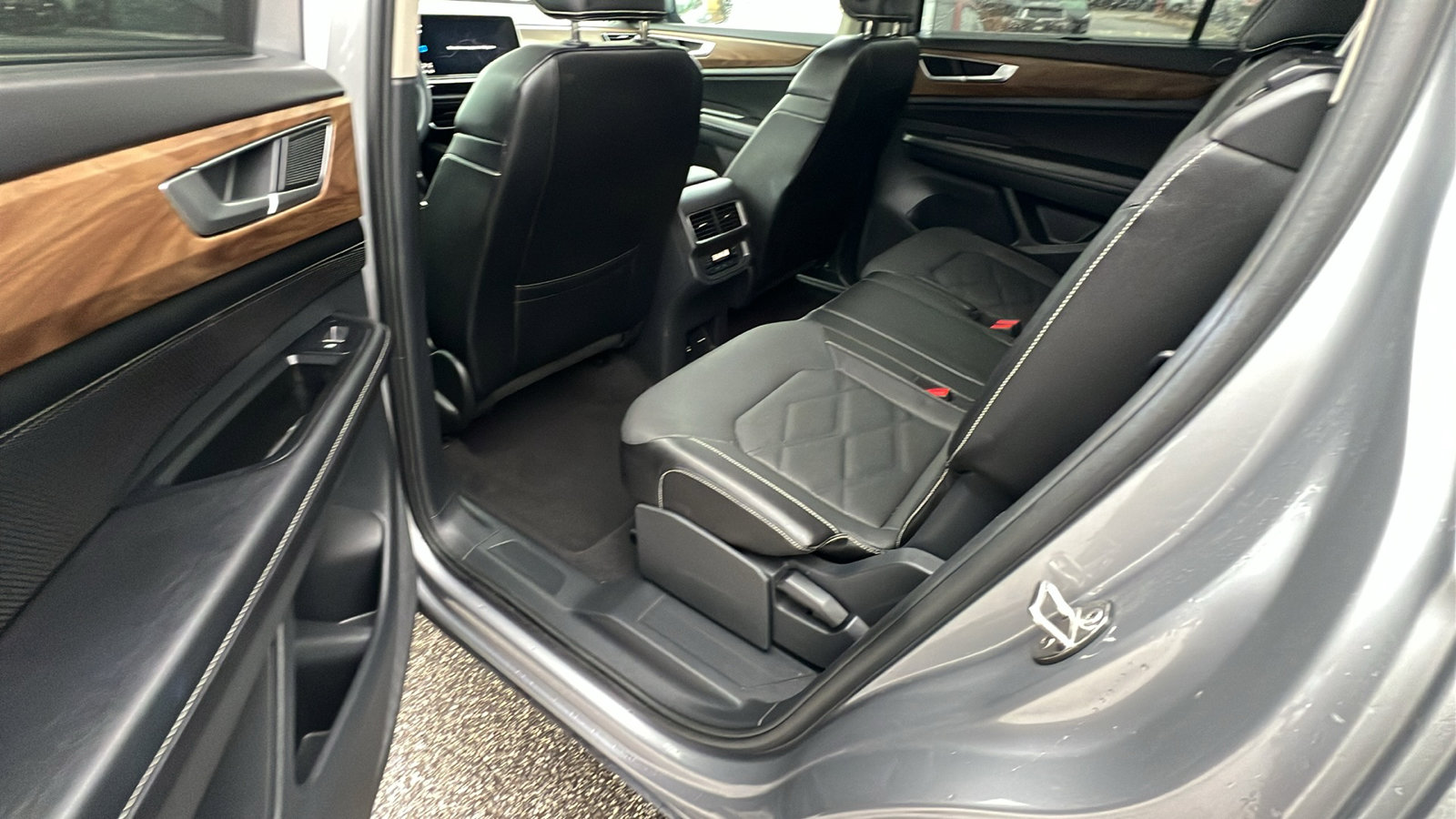 Used 2024 Volkswagen Atlas SE image 23