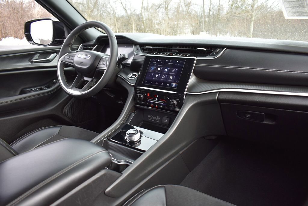 Used 2024 Jeep Grand Cherokee L Altitude image 28