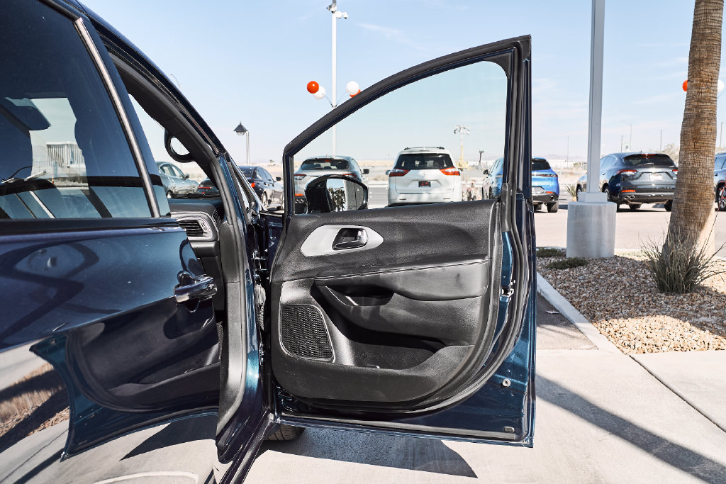 Used 2025 Chrysler Pacifica Limited FWD image 9