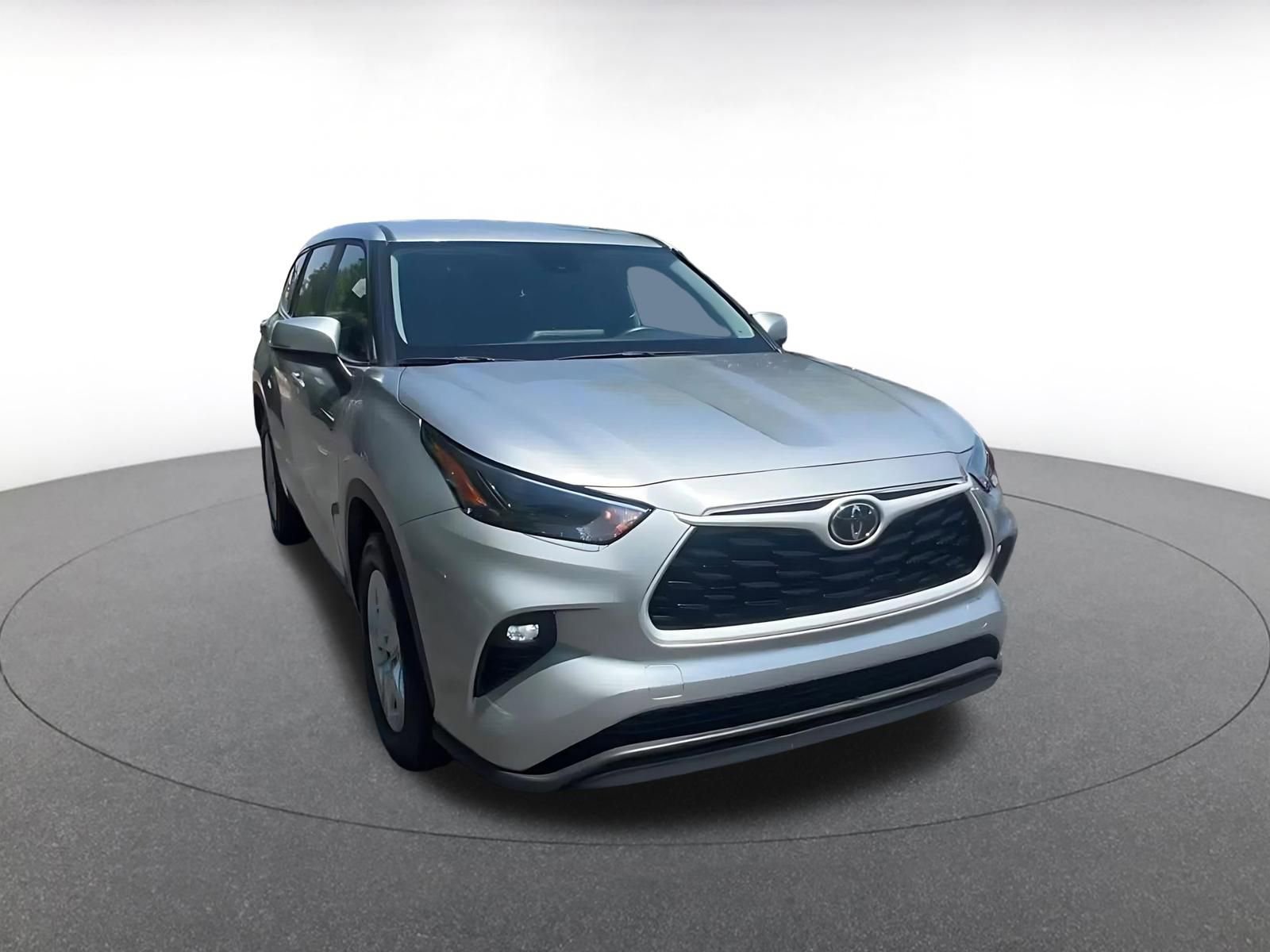Used 2025 Toyota Highlander LE FWD image 3