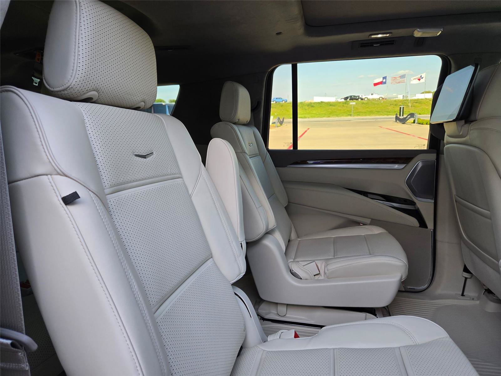 New 2026 Cadillac Escalade ESV Platinum Sport w/ LPO, ONYX Package AWD/4WD image 32
