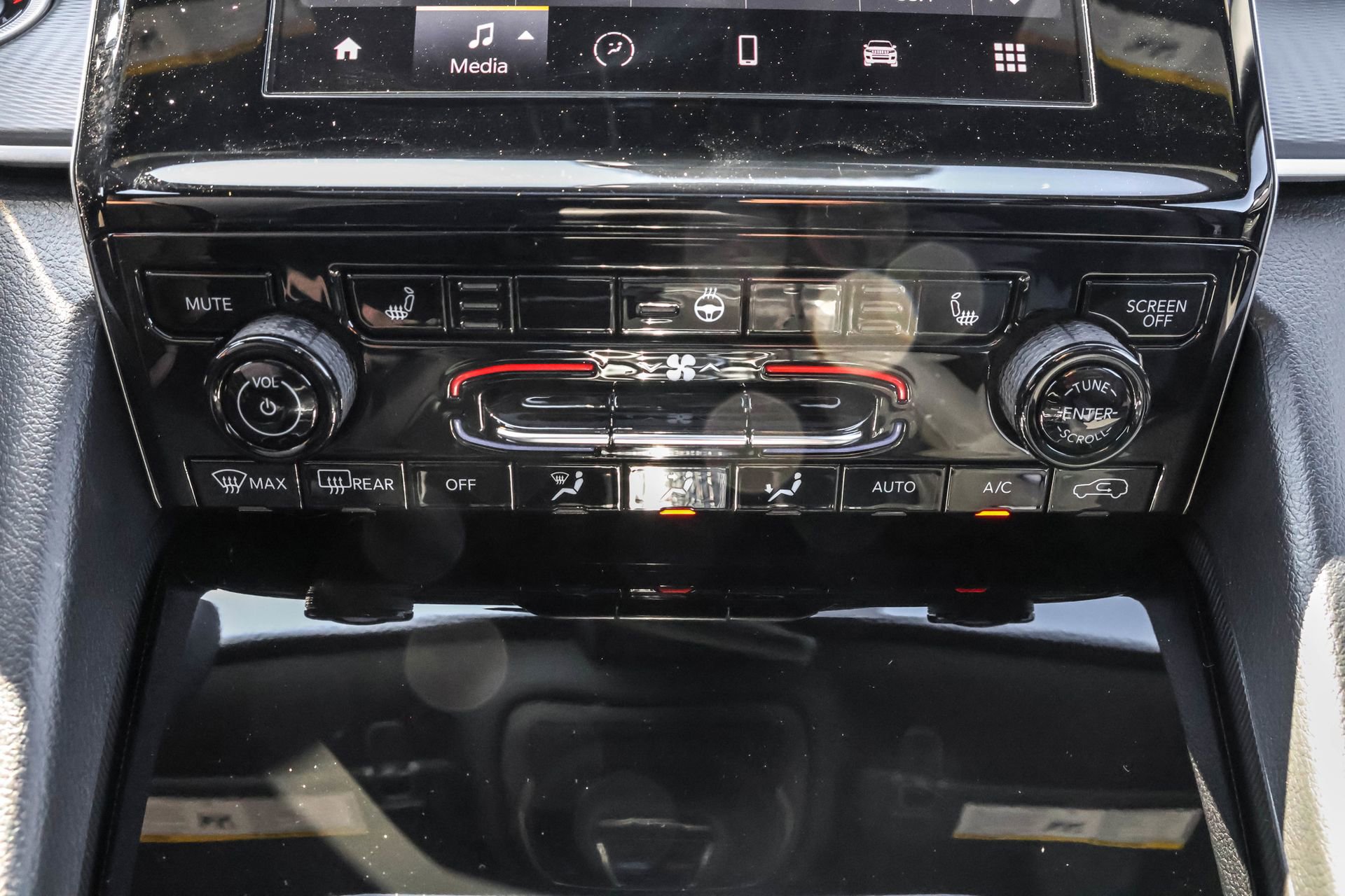 New 2025 Jeep Grand Cherokee Altitude image 19