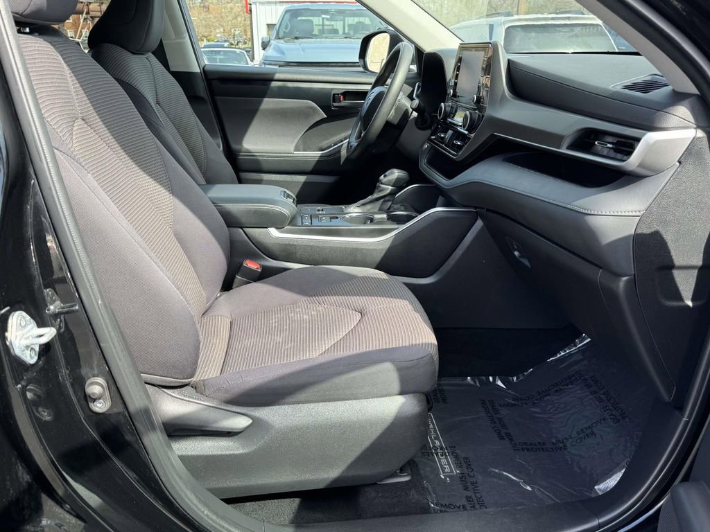 Used 2022 Toyota Highlander L image 14