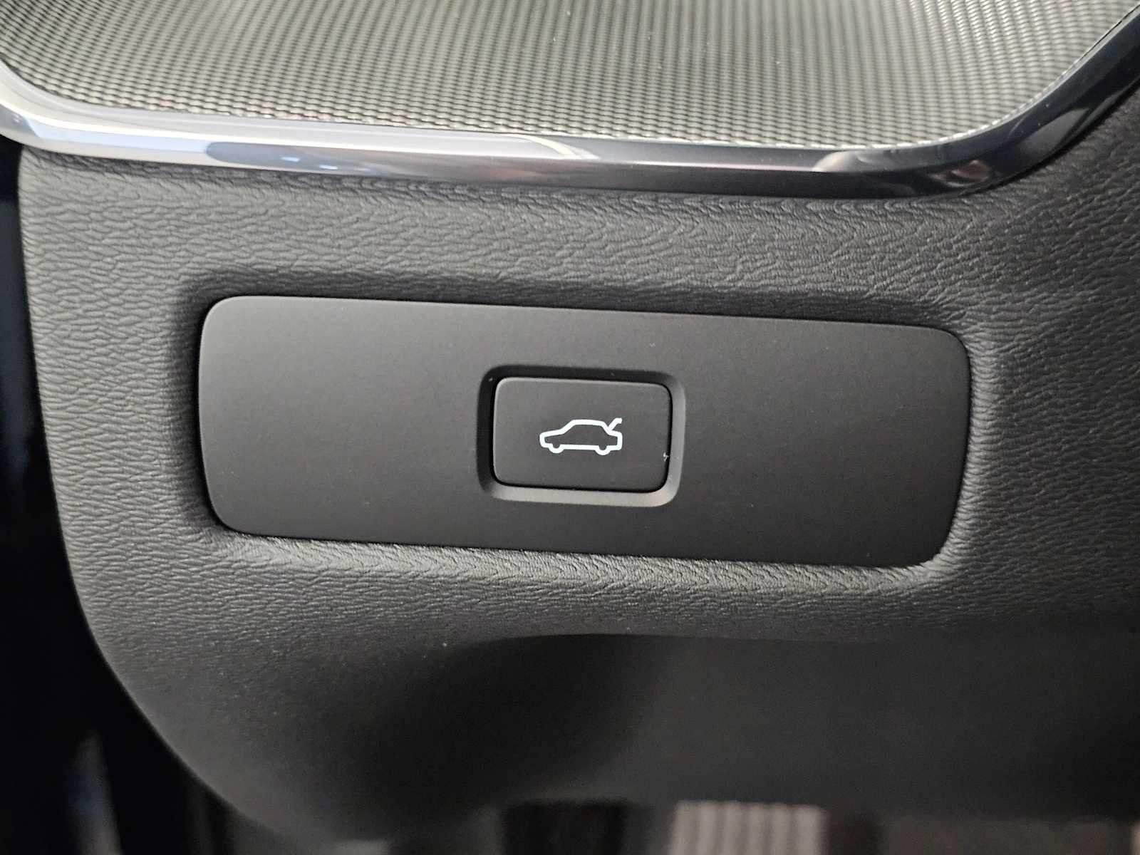 Used 2024 Volvo XC60 B5 Ultimate w/ Protection Package Premier AWD/4WD image 19