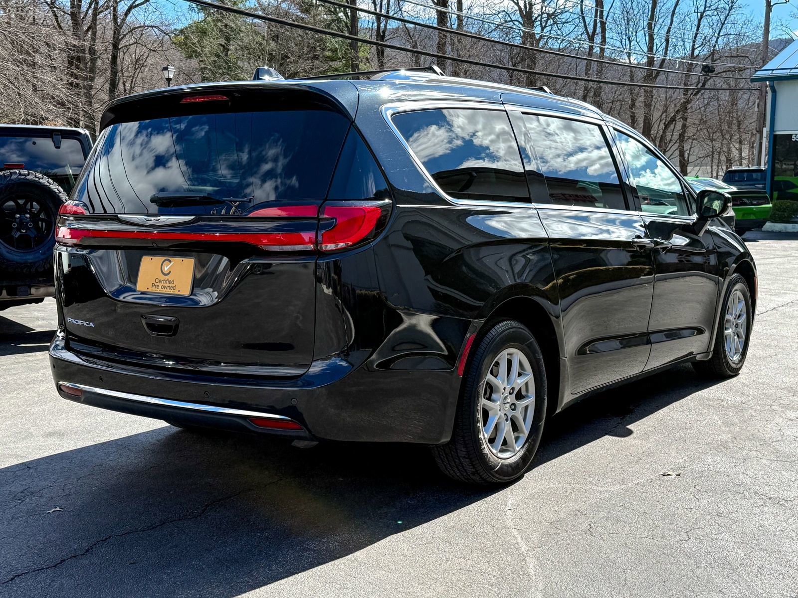 Used 2021 Chrysler Pacifica Touring-L image 11