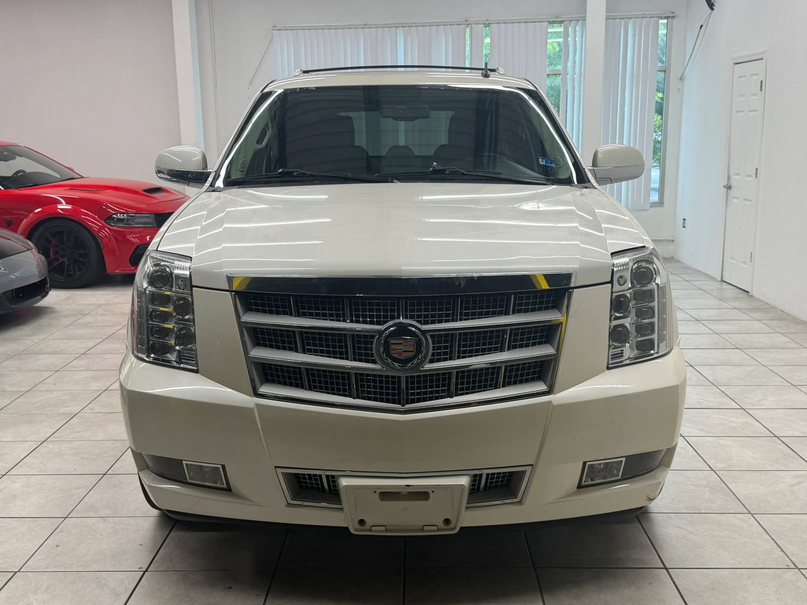 Used 2011 Cadillac Escalade Platinum AWD/4WD image 2