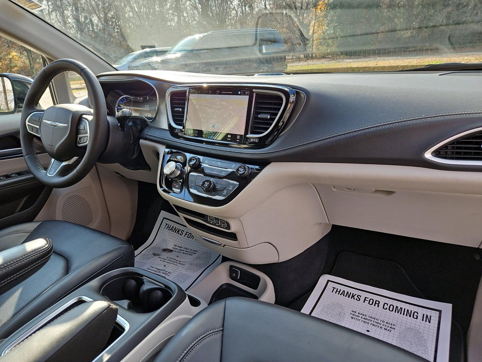 Used 2024 Chrysler Pacifica Select image 16