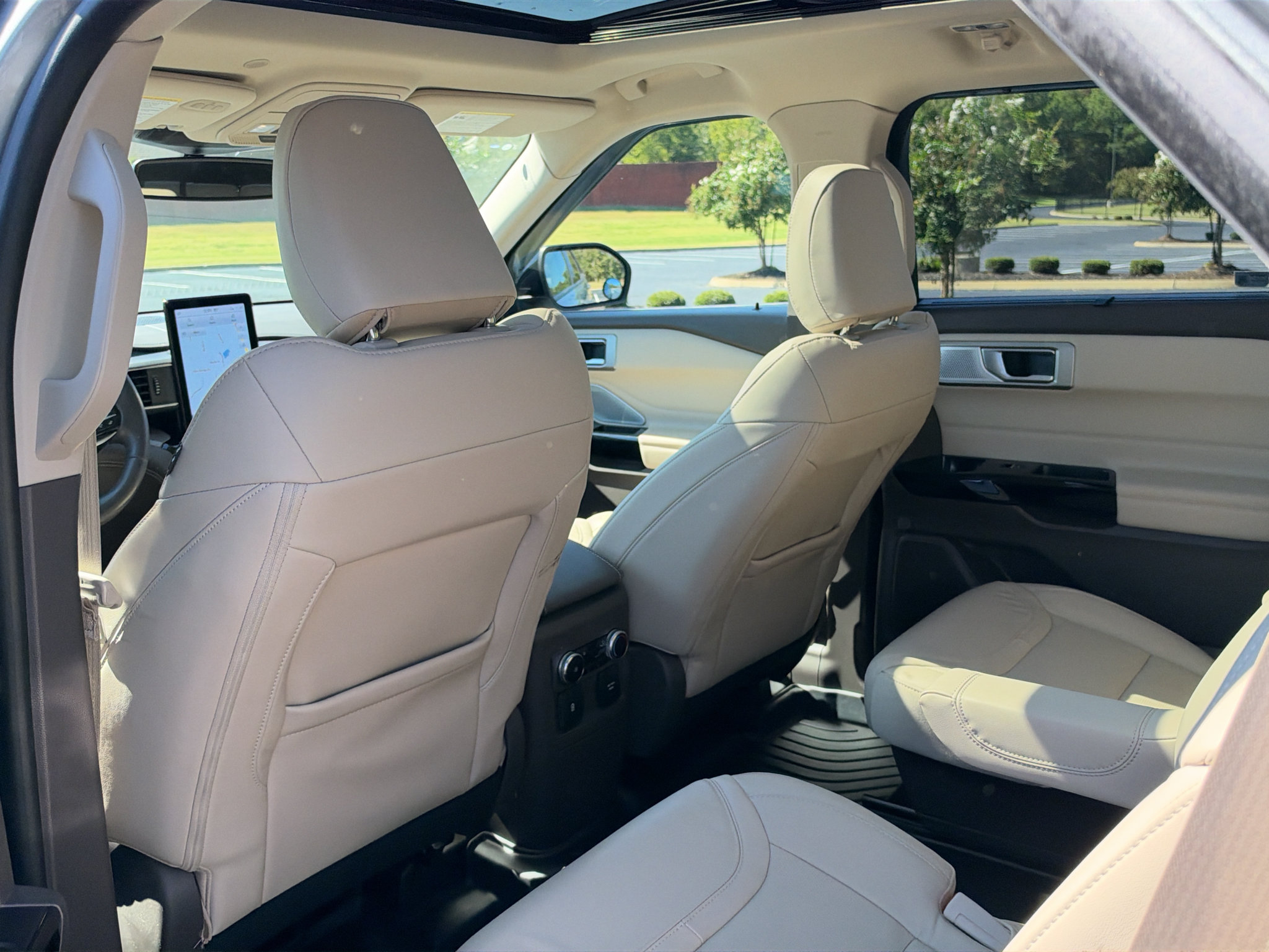 Used 2023 Ford Explorer Platinum w/ Technology Package AWD/4WD image 14