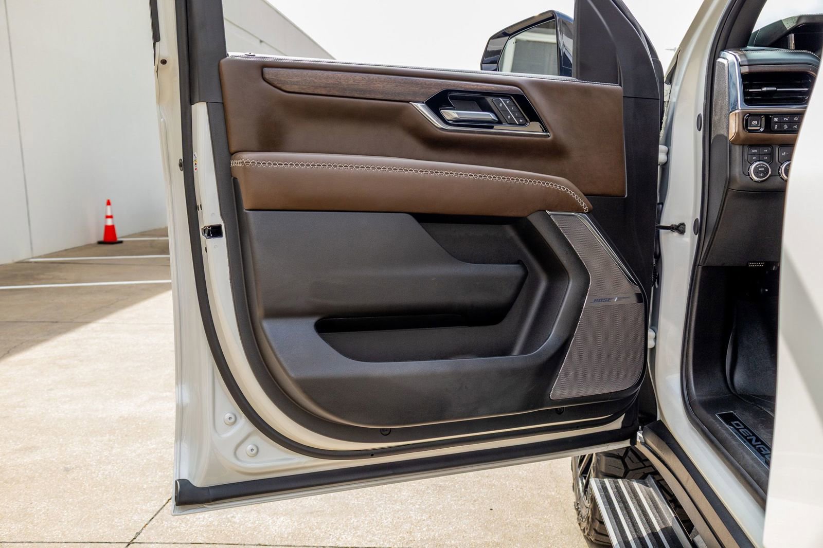 Used 2025 GMC Yukon Denali Ultimate w/ LPO, Floor Liner Package AWD/4WD image 38