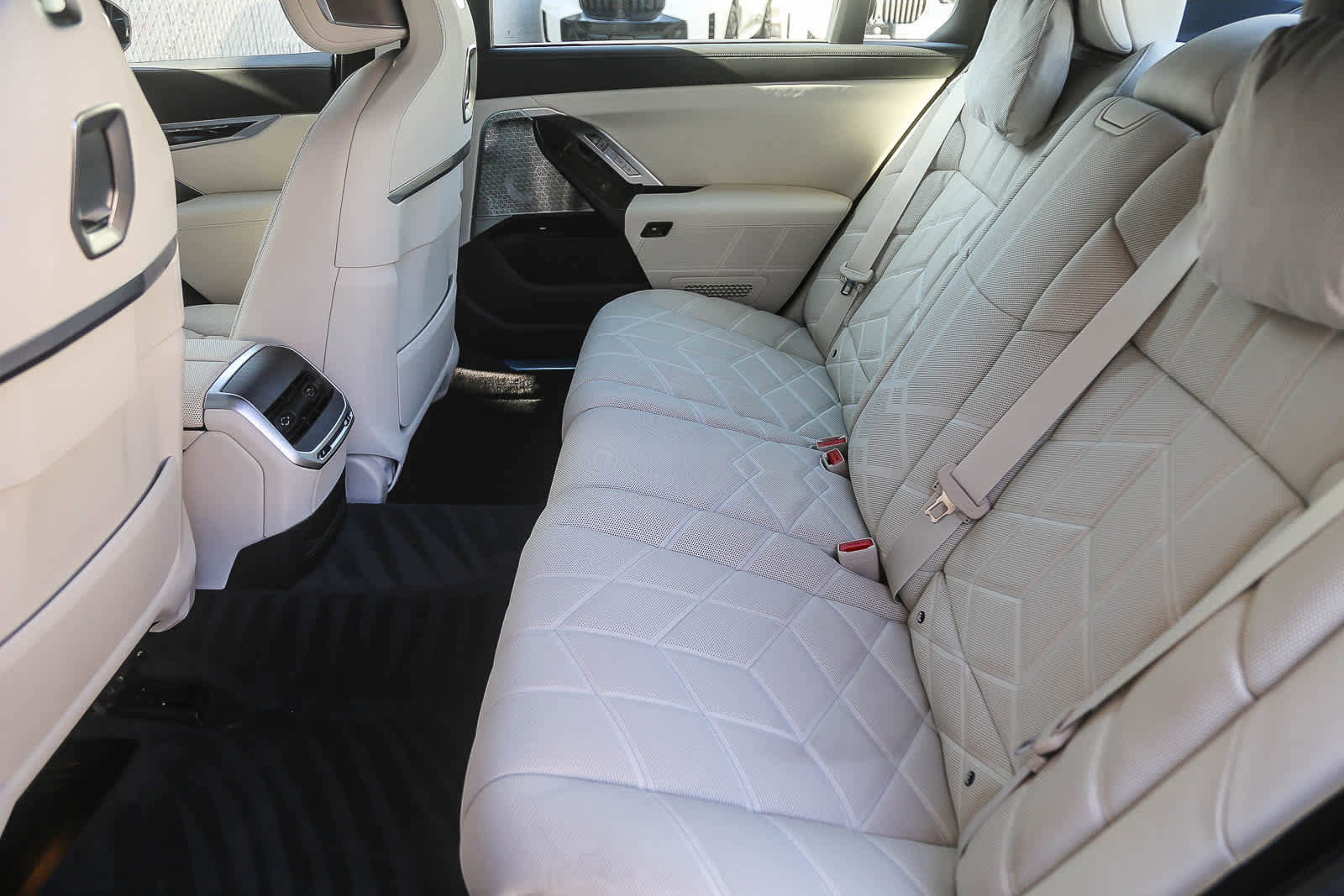 Used 2025 BMW i7 xDrive60 w/ Premium Package image 15