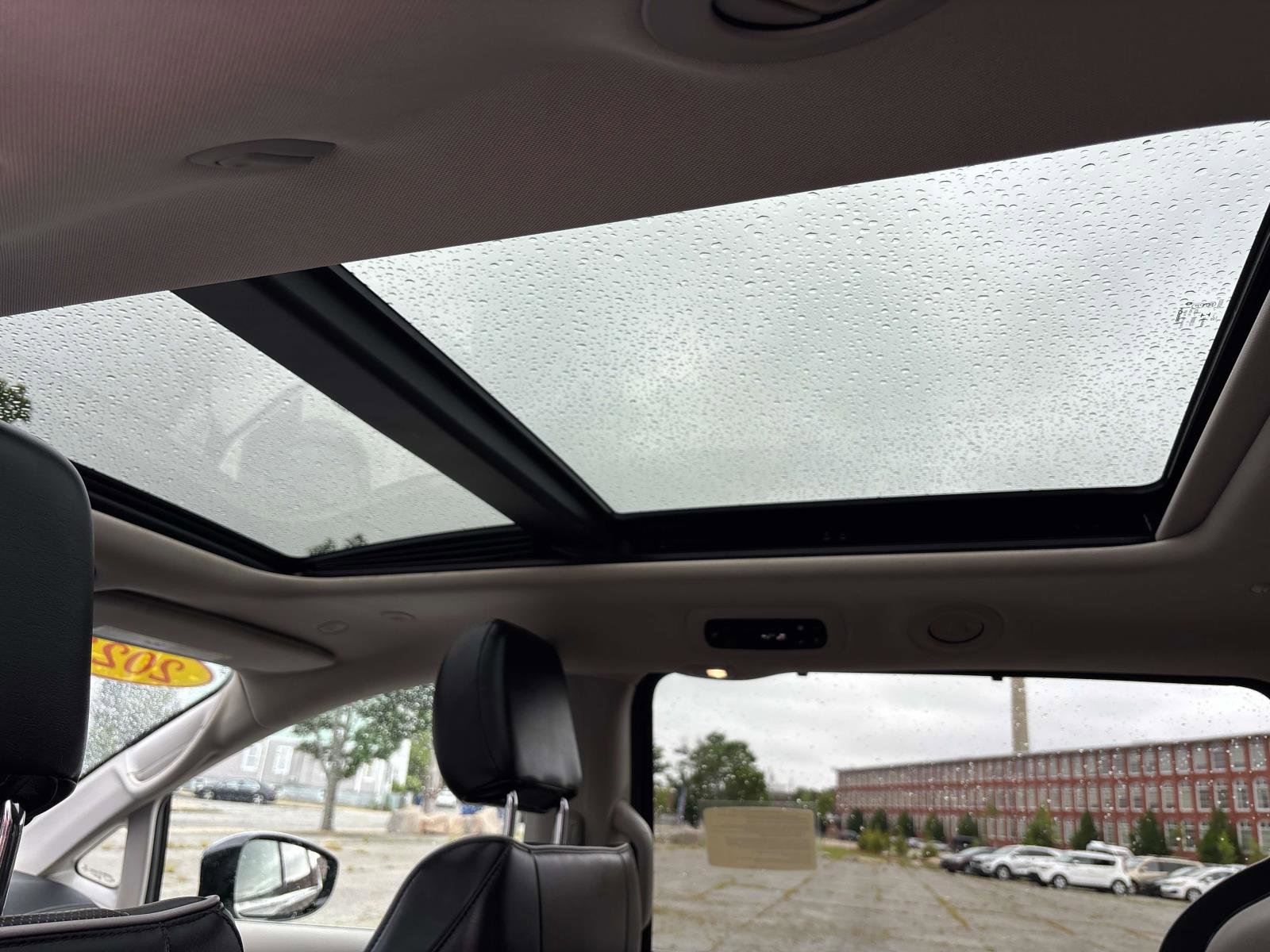 Used 2023 Chrysler Pacifica Limited image 16